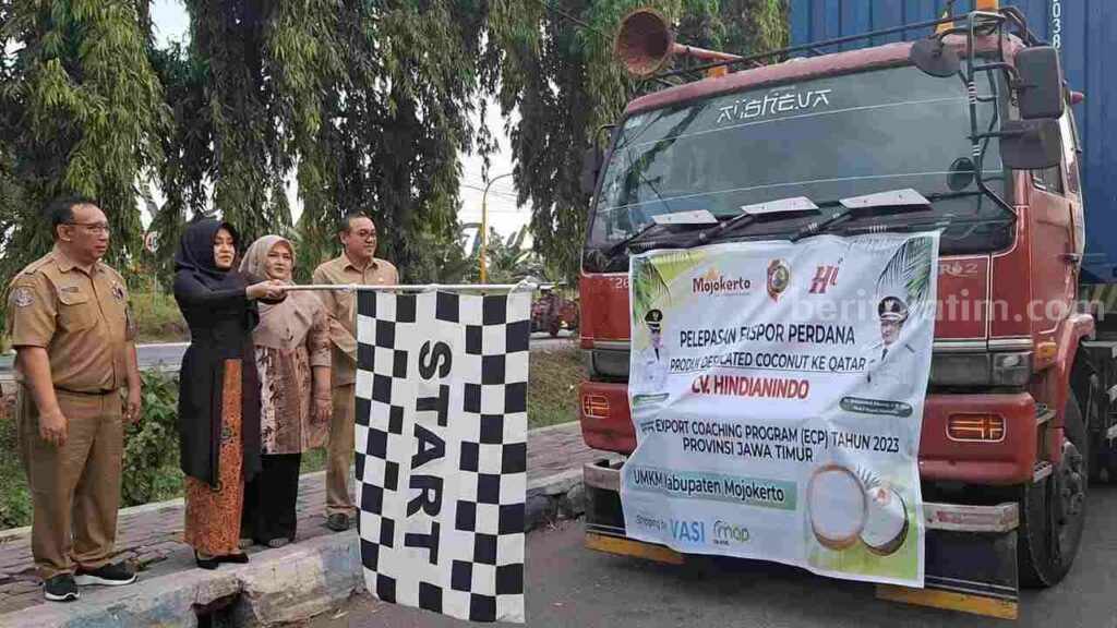 Bupati Mojokerto Ikfina Fahmawati melepas ekspor 25 ton produk olahan kelapa kering ke Qatar di halaman salah satu pabrik di Desa Mlirip, Kecamatan Jetis, Kabupaten Mojokerto. [Foto : Misti/beritajatim.com]