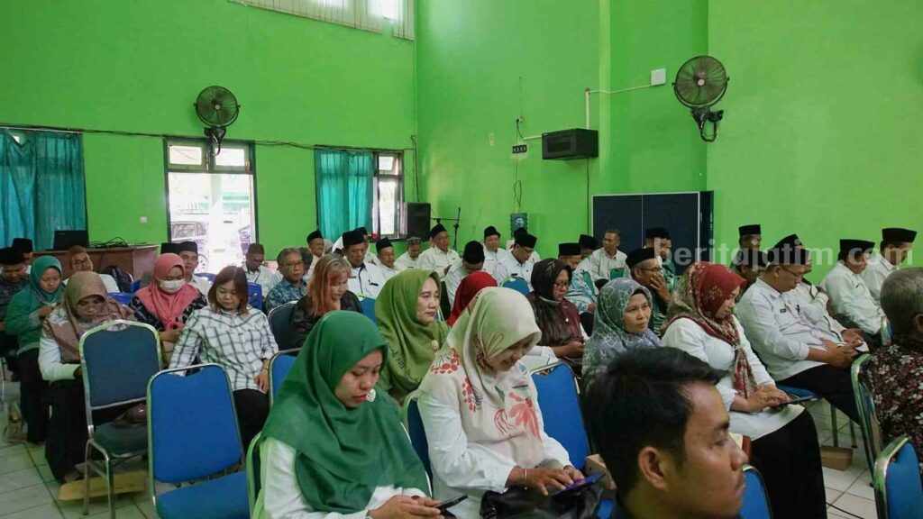 Puluhan tokoh lintas agama di Tuban saat ikuti Pembinaan Regulasi Perlindungan Umat Beragama Kemenag Tuban. [Foto:Diah Ayu/beritajatim.com]