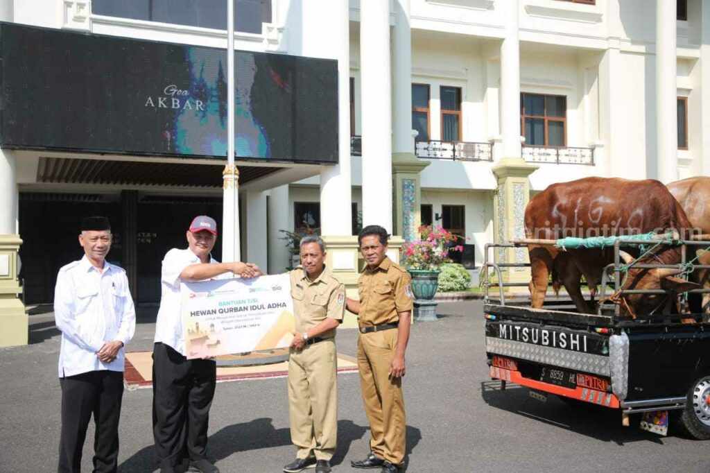 PT. SIG GHoPO Tuban saat menyerahkan bantuan hewan kurban kepada Pemkab Tuban. [Foto:Diah Ayu/beritajatim.com]