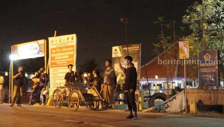 Komunitas Gresik movie saat melakukan syuting di salah satu sudut kampung
