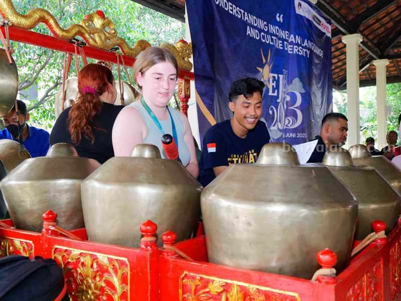 Mahasiswa Western Australia belajar gamelan di Universitas Negeri Surabaya