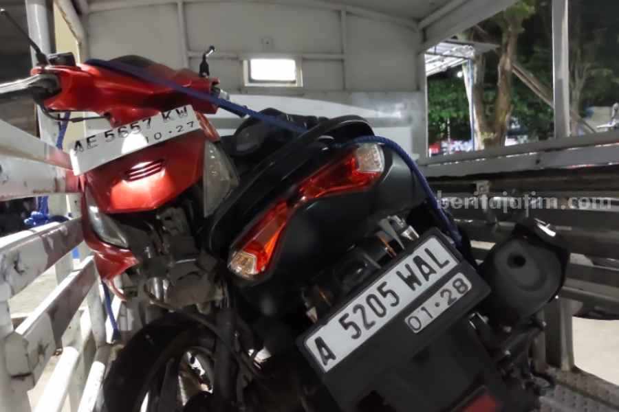 Kondisi Honda Beat dan Yamaha N-Max yang terlibat kecelakaan di Jalan Raya Kawedanan-Nguntoronadi masuk Desa Tulung, Kawedanan, Magetan, Jawa Timur pukul 19.00 WIB.
