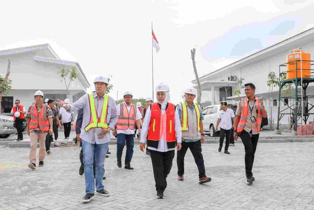 Gubernur Jawa Timur Khofifah Indar Parawansa saat meninjau PPSLB3 di Desa Cendoro, Kecamatan Dawarblandong, Kabupaten Mojokerto. [Foto : ist]