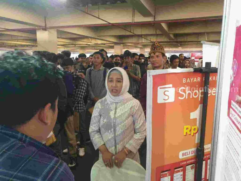 Wali Kota Mojokerto Ika Puspitasari menyapa pencair kerja di Job Fair rangkaian Hari Jadi ke-105. [Foto : ist]
