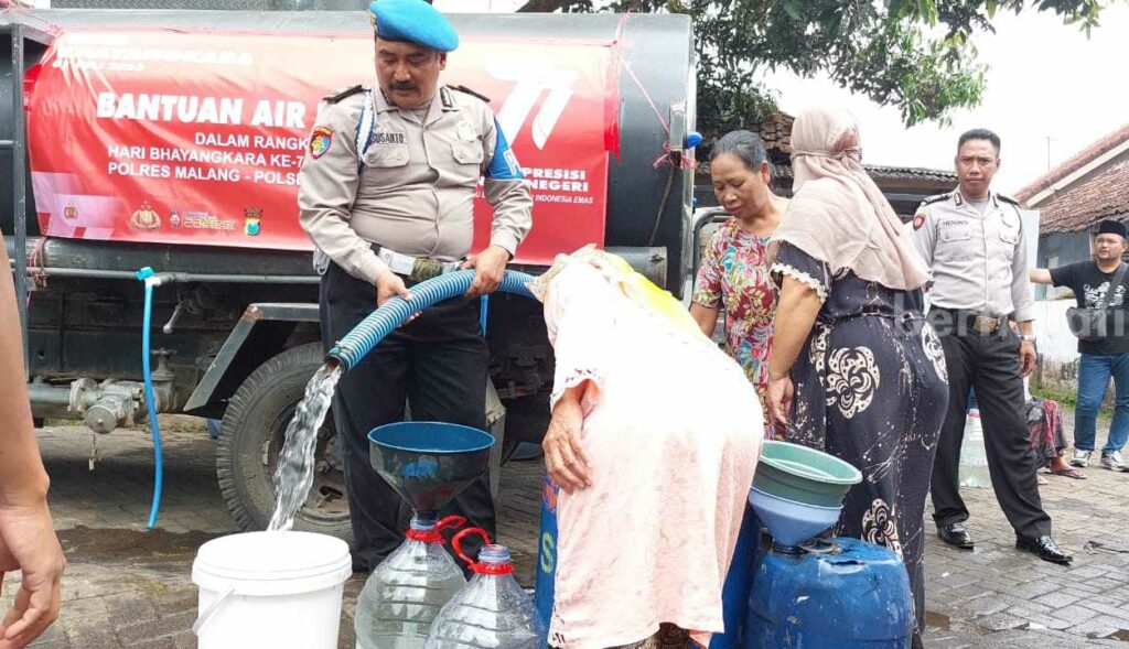 Polres Malang menyalurkan bantuan air bersih bagi warga Dusun Krajan, Desa Dengkol, Kecamatan Singosari, Kabupaten Malang, Rabu (28/6/2023).