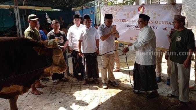 Ketua DPC Partai Gerindra Kabupaten Mojokerto Hidayat menyerahkan sapi kurban milik Prabowo Subianto. [Foto : ist]