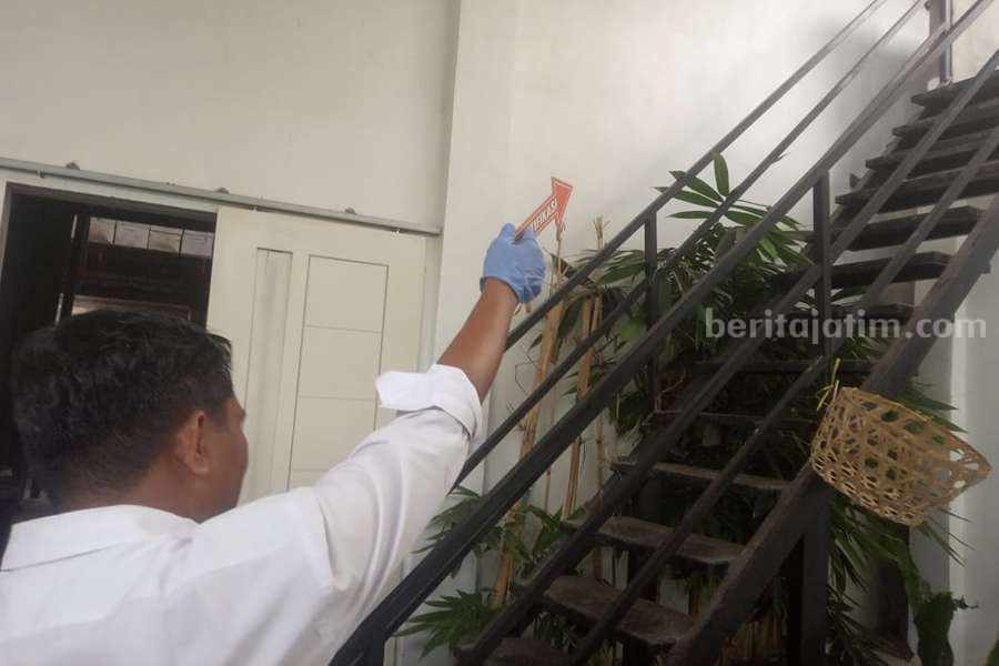 Polisi saat melakukan olah TKP.