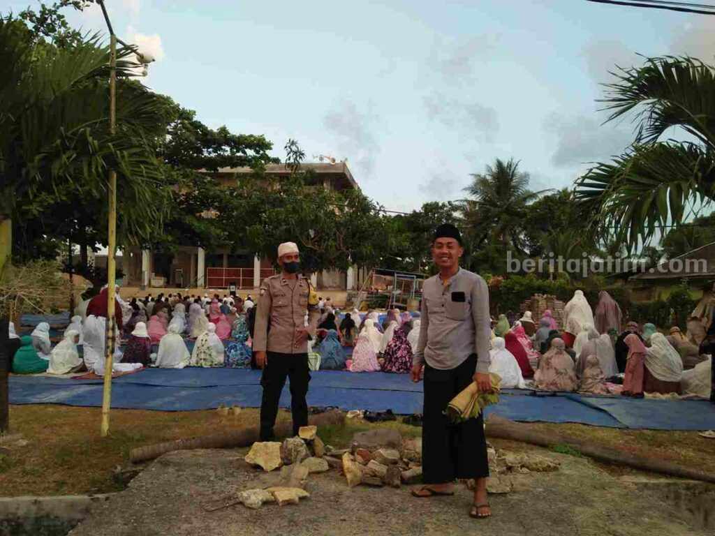 Personel Polres Gresik saat mengamankan pelaksanaan sholat Idul Adha