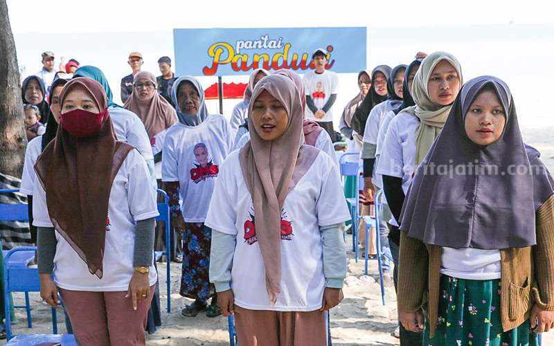 Kegiatan Tanam Pohon Cemara Udang di Tuban