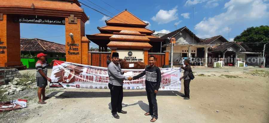 Federasi Serikat Pekerja Pertamina Bersatu (FSPPB) saat memberikan hewan kurban di Tuban.[foto: Diah Ayu/beritajatim.com]