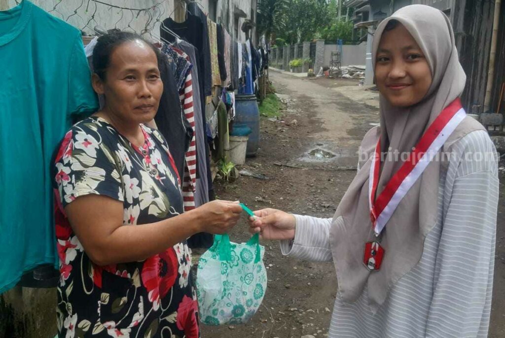 GMNI Al-Qolam Malang Distribusikan Daging Kurban Aktivis GMNI Al Qolam Malang, membagikan daging kurban bagi masyarakat di Kabupaten Malang, Jumat (30/6/2023).