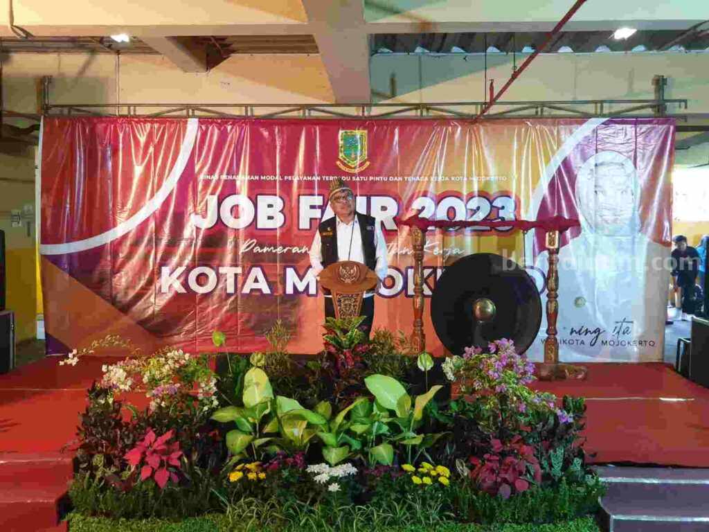 Kepala Disnaker Provinsi Jawa Timur, Himawan Estu Bagijo saat memberi sambutan di Job Fair Kota Mojokerto 2023. [Foto : ist]