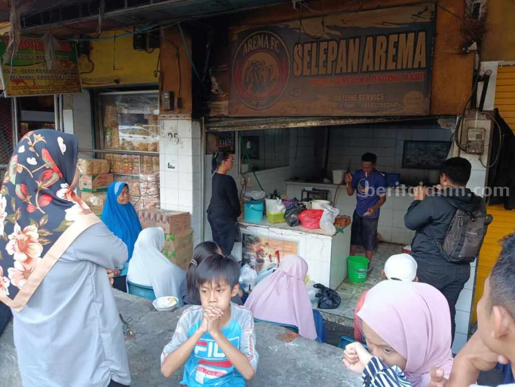Idul Adha, Penggilingan Daging di Pasar Besar Malang Jadi Lebih Sibuk Jasa penggilingan daging di Pasar Besar Malang saat Idul Adha.