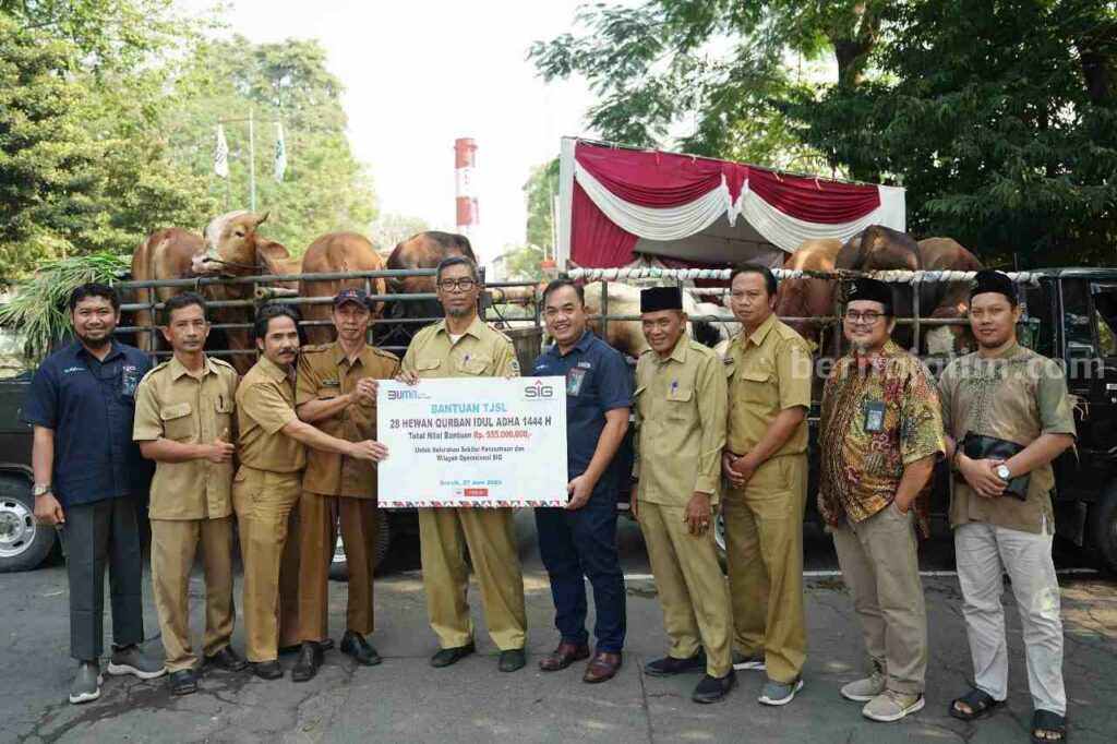 Manager of CSR SIG, Edy Saraya (keenam kiri) menyerahkan hewan kurban untuk enam desa/kelurahan yang ada di Kecamatan Kebomas, Gresik