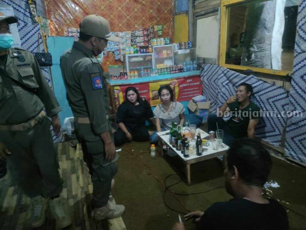 Petugas satpol PP Gresik saat menggerebek warkop remang-remang yang menjual miras