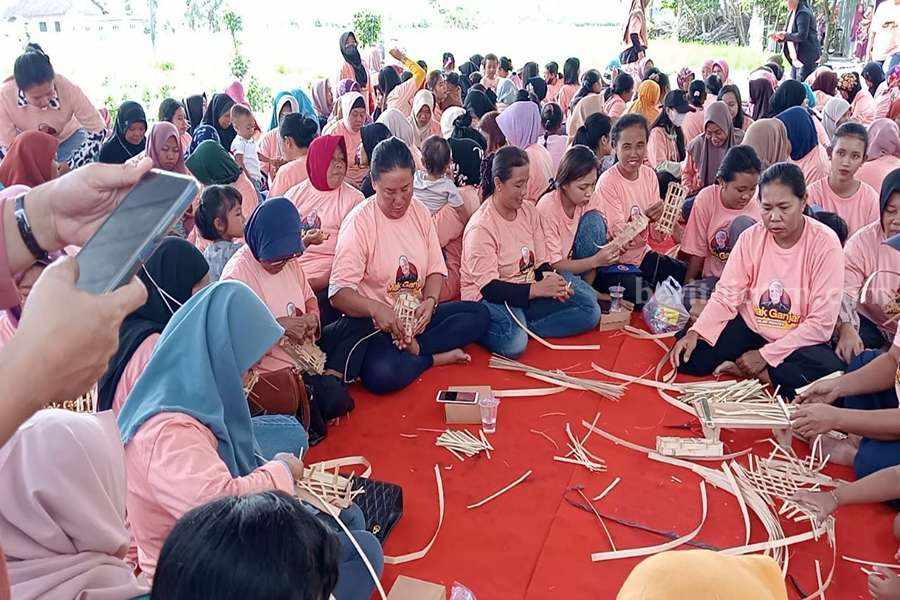 Mak Ganjar Mengajarkan Ibu-ibu Cara Membuat Besek Ikan Sukarelawan Mak Ganjar mengadakan kegiatan pelatihan
