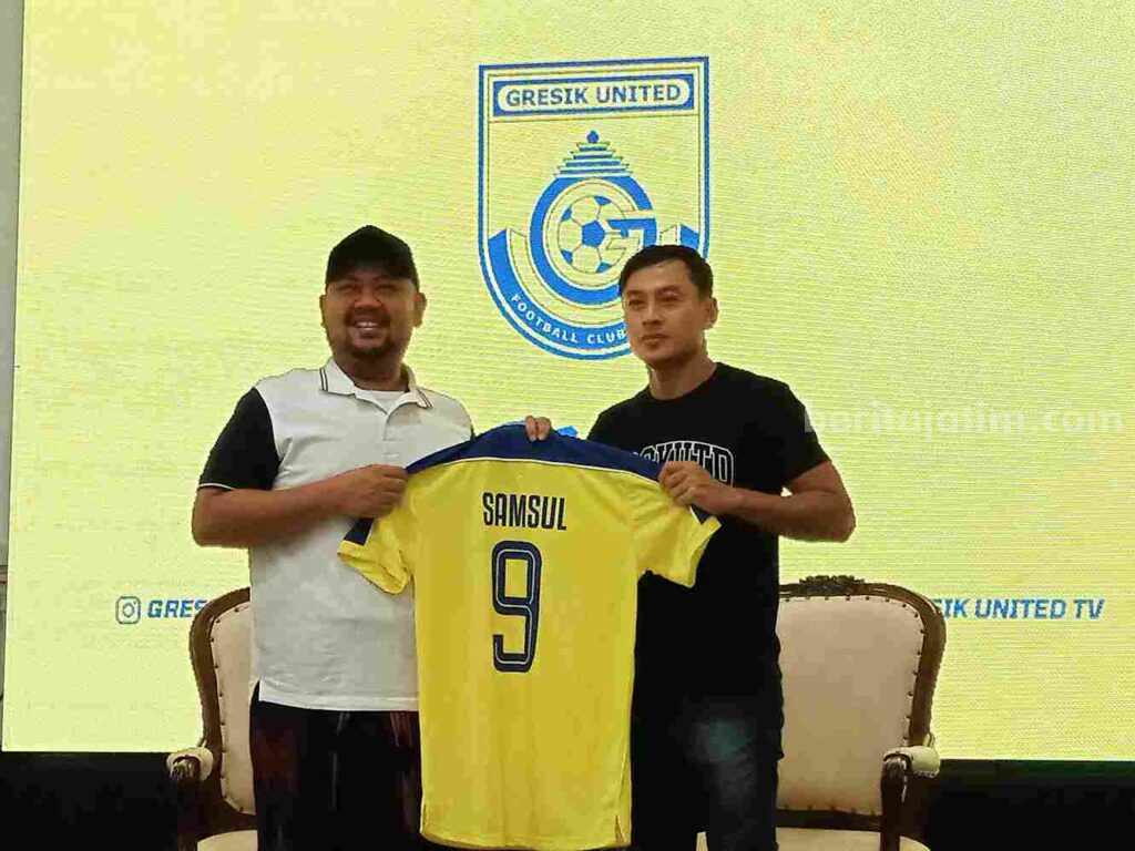 Gresik United Datangkan Striker Haus Gol Samsul Arif Presiden Klub Gresik United Fandi Akhmad Yani (kiri) bersama striker haus gol Samsul Arif saat usai menandatangani kontrak