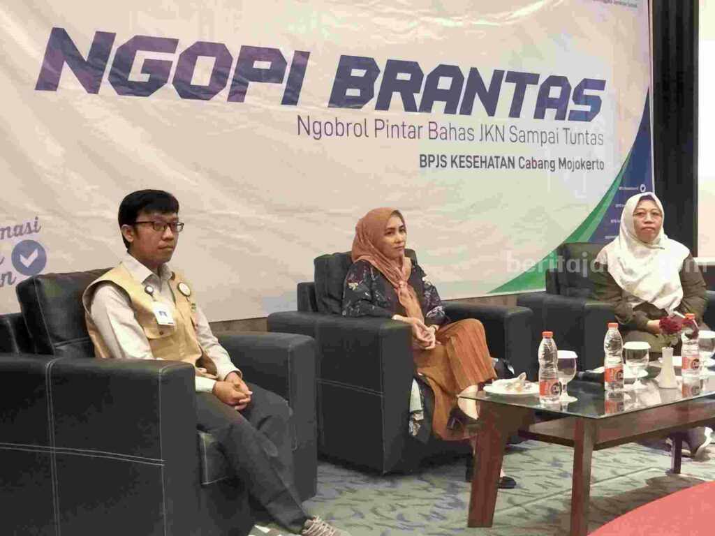 Kepala BPJS Kesehatan Kantor Cabang Mojokerto, dr. Elke Winasari AAAK saat 'Ngopi Brantas' di aula salah satu hotel di Kota Mojokerto. [Foto ; Misti/beritajatim.com]