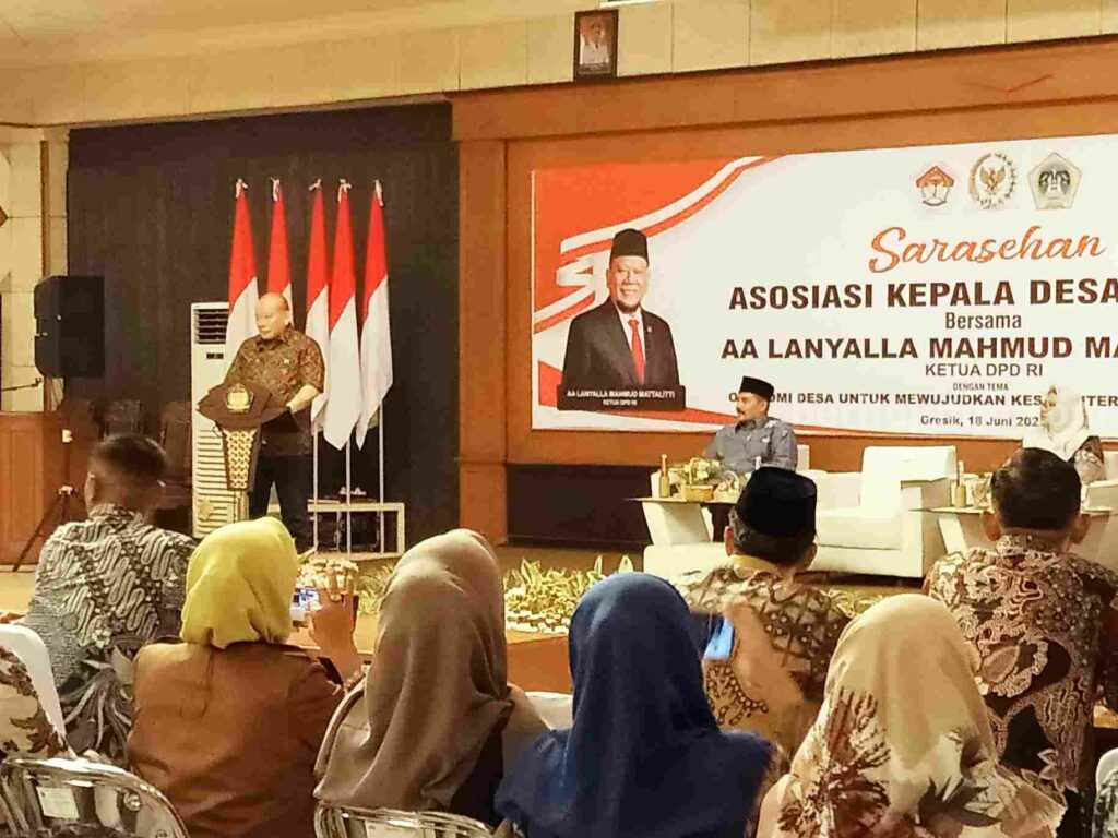 Ketua DPD RI AA Lanyalla Mahmud Mattalitti saat memberi paparan dihadapan asosiasi kepala desa (AKD) Kabupaten Gresik