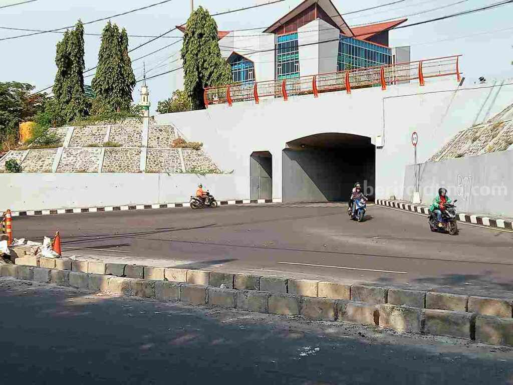 Dishub Gresik Tutup Arus Kendaraan dari Underpass ke Jalan Sumatra GKB Dua pengendara motor keluar dari underpass saat hendak menuju ke Jalan Sumatra GKB