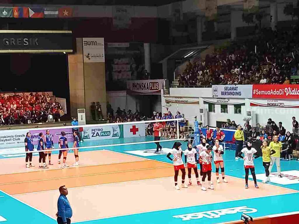 Pemain Indonesia (kanan) saat menunggu hasil challenge yang dilakukan pemain Philipina diajang AVC Challenge Cup 2023 yang digelar di GOR Tridarma Petrokimia Gresik