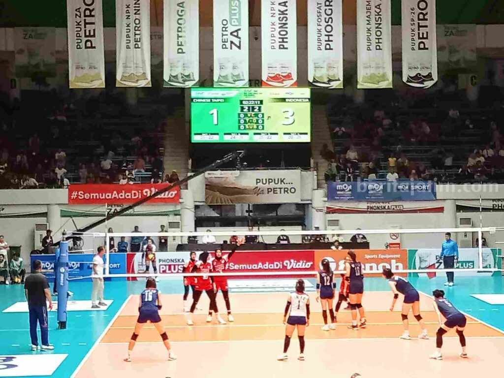 Dramatis, Tim Voli Putri Indonesia Kalahkan Taiwan 3-2 tim voli putri Indonesia (kostum merah putih) saat menghadapi Taiwan di laga semifinal AVC Challenge Cup 2023