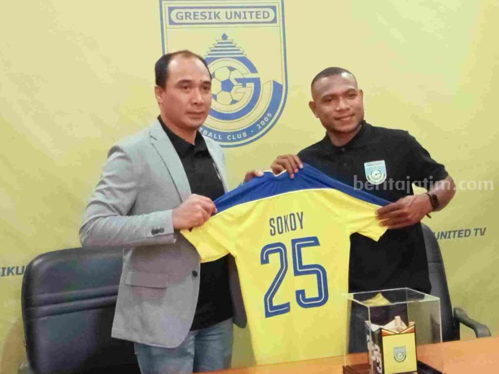 Eks bek Persebaya Frank Rikhard Sokoy resmi berkostum Gresik United