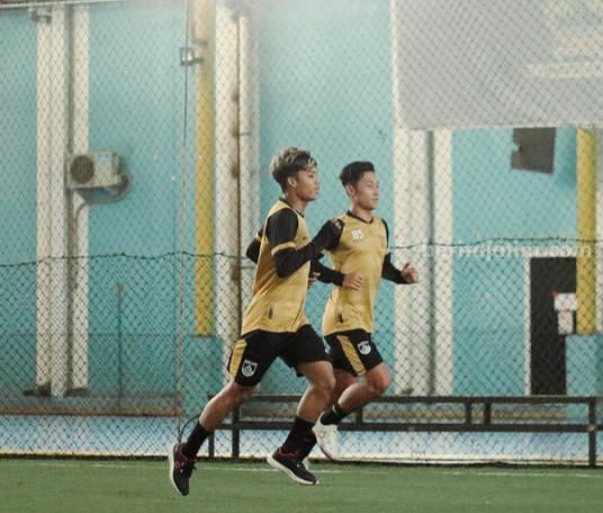 Dua pemain Gresik United yang dipertahankan Dicky Kurniawan (kiri) dan Dian Ardiansyah saat berlatih bersama