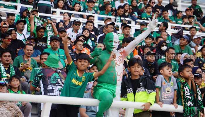 HUT Ke 96 Persebaya, Aji Santoso Berharap Bonek Makin Baik Bonek saat menonton laga Persebaya Surabaya. (Way)