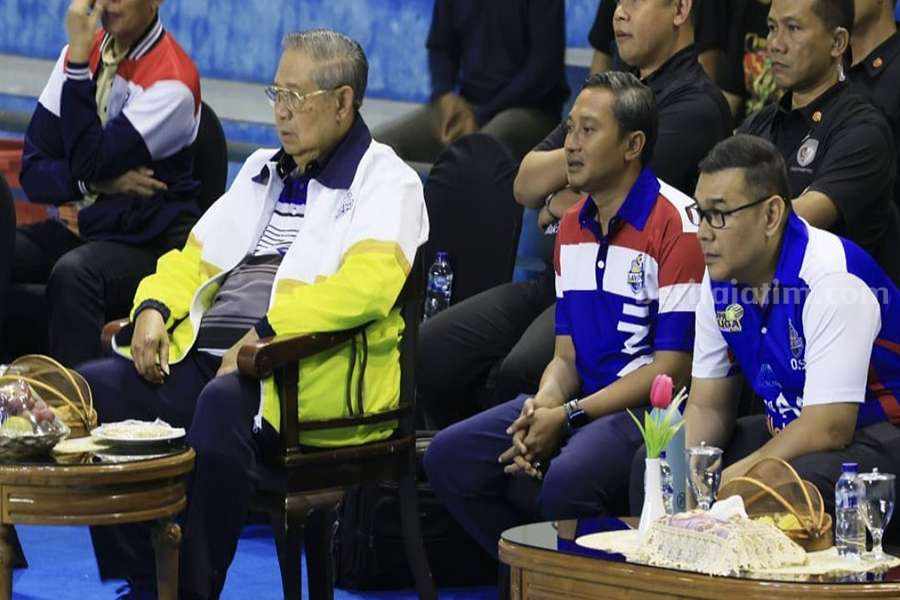 Presiden ke-6 Republik Indonesia SBY saat melihat latihan klub bola voli Lavani di GOR Pacitan beberapa hari lalu. (Foto/Instagram lavani selamanya)