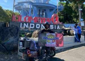 Dua Pemuda Sampang Naik Vespa Tiba di Titik Nol Sabang Indonesia Ryan pemuda Sampang saat berfoto di tugu titik nol Sabang, Aceh (Foto: Zamachsari/beritajatim.com)