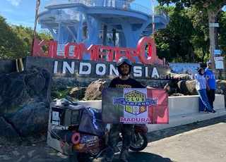 Ryan pemuda Sampang saat berfoto di tugu titik nol Sabang, Aceh (Foto: Zamachsari/beritajatim.com)