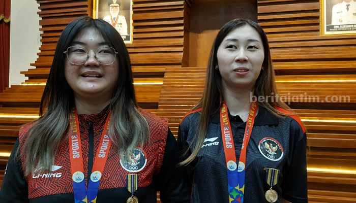 Dua atlet Esport putri setelah mendapat penghargaan dari Gubernur Jawa Timur. (Way)