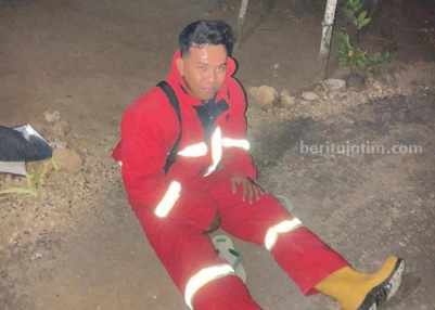 Petugas Damkar Sampang Dilarikan ke Puskesmas Usai Diserang Tawon Vespa Petugas Damkar Sampang usai tersengat tawon vespa (Foto: Zamachsari/beritajatim.com)