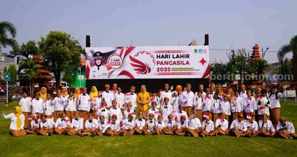 Wali Kota Mojokerto Ika Puspitasari dengan sejumlah guru dan murid SDN Purwotengah yang memakai kostum Soekarno kecil. [Foto : ist]