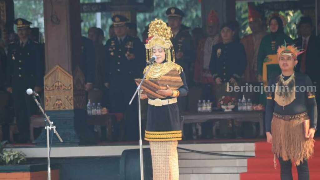 Bupati Mojokerto Ikfina Fahmawati saat menjadi inspektur upacara peringatan hari lahir Pancasila tahun 2023 di halaman Pemkab Mojokerto. [Foto : ist]