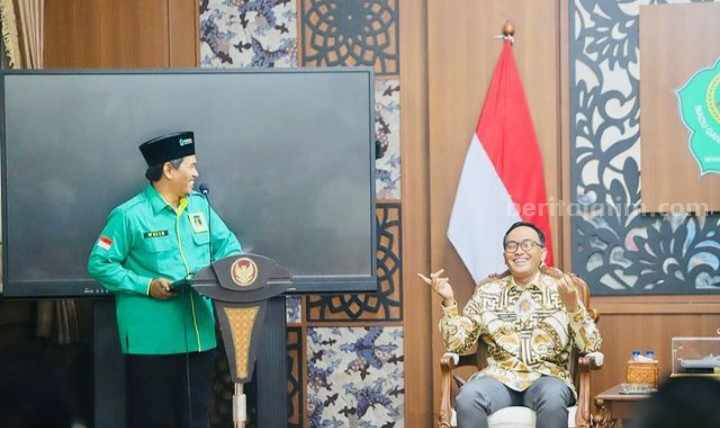 Ketua DPC PPP Pamekasan, Wazirul Jihad (podium) bersama Bupati Badrut Tamam saat penyerahan dana Banpol di Peringgitan Dalam Mandhapa Aghung Ronggosukowati Pamekasan, Rabu (30/5/2023).