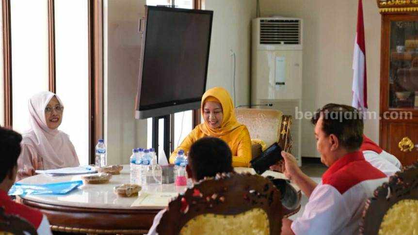 Wali Kota Mojokerto, Ika Puspitasari bersama Kepala Disporapar dan Ketua KONI Kota Mojokerto bahas rencana Porprov VIII Jawa Timur di Sabha Pambojana Rumah Rakyat, Kota Mojokerto. [Foto : ist]
