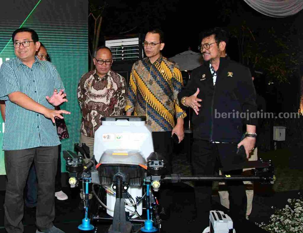 Dirut Petrokimia Gresik Dwi Satryo Annurogo (kiri) saat menunjukkan teknologi pertanian drone kepada Menteri Pertanian Syahrul Yasin Limpo (kanan)