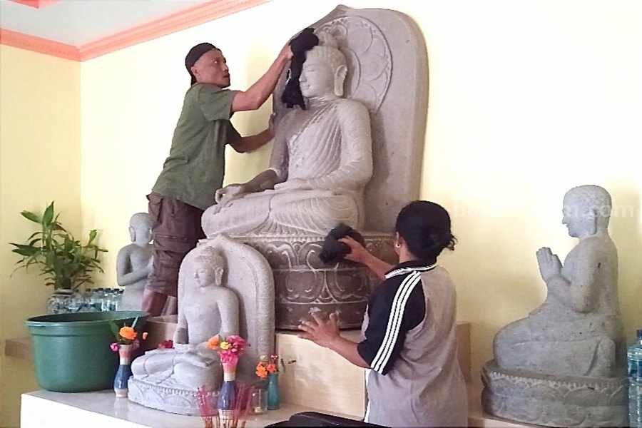 Jelang Waisak, Warga Sodong Ponorogo Lakukan Ritual Mandi Rupang Buddha Buddha