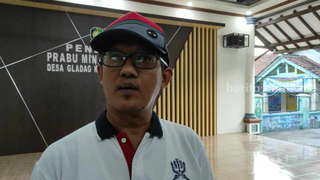 Densus 88 Tangkap Warga Banyuwangi, Kades Gladag : Dia Orangnya Baik Kepala Desa Gladag, Kecamatan Rogojampi, Banyuwangi Achmad Chaidir Sidqi menyebut, SN warganya yang diamankan oleh Densus 88 Anti Teror merupakan sosok yang baik.