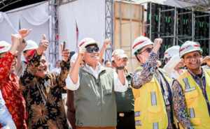 Bupati Pamekasan Harap Pasar Kolpajung Jadi Pusat Perekonomian Bupati Pamekasan, Badrut Tamam (tengah) disela peresmian pembangunan Pasar Tradisional Kolpajung Pamekasan, Rabu (31/5/2023).
