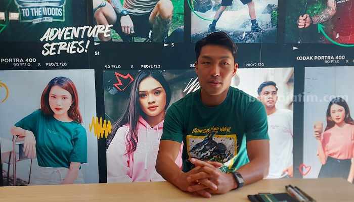 Song Ui-young, pemain Asean Persebaya Surabaya usai tanda tangan kontrak. (Way)