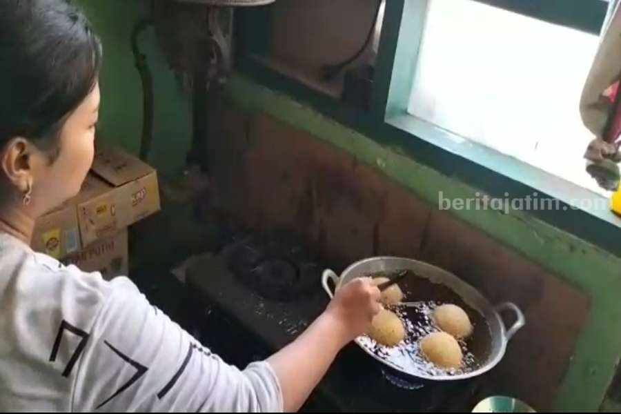 Ismatul Laila sedang menggoreng onde-onde bondet