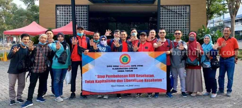 Puluhan tenaga kesehatan (Nakes) Kabupaten Gresik berangkat ke Jakarta menuju gedung DPR RI menolak RUU Kesehatan