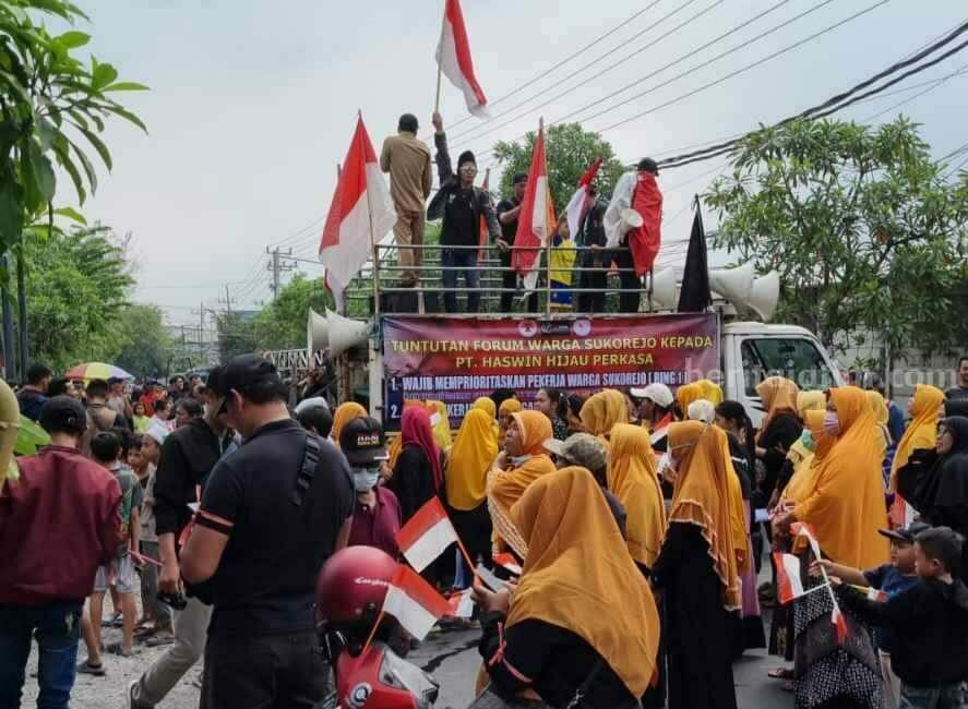 Ratusan warga desa sukorejo, kecamatan Kebomas, Gresik, menggelar aksi unjuk rasa menuntut prioritas warga ring satu ke PT Haswin Hijau Perkasa