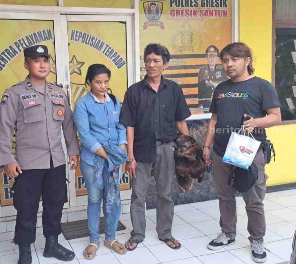 Pasutri (tengah) asal Desa Candirejo, Kecamatan Loceret, Nganjuk saat diamankan di Polsek Balongpanggang, Gresik