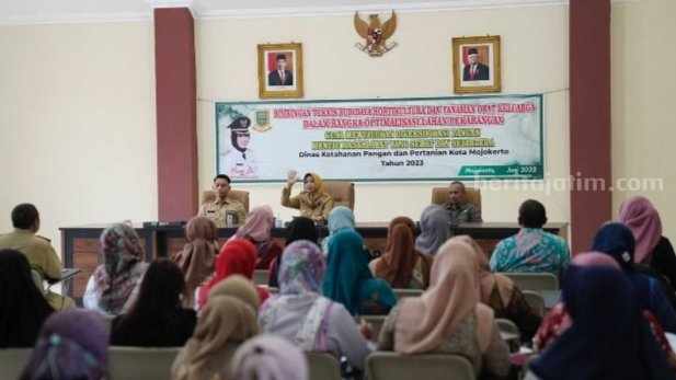 Wali Kota Mojokerto Ika Puspitasari saat membuka Bimtek Budidaya Hortikultura dan Toga di Aula Kantor Kelurahan Jagalan, Kecamatan Kranggan, Kota Mojokerto. [Foto : ist]
