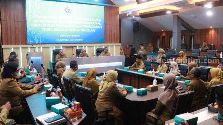 Penyerahan petikan keputusan Bupati Mojokerto tersebut dilaksanakan di Smart Room SBK Pemkab Mojokerto. [Foto : ist]