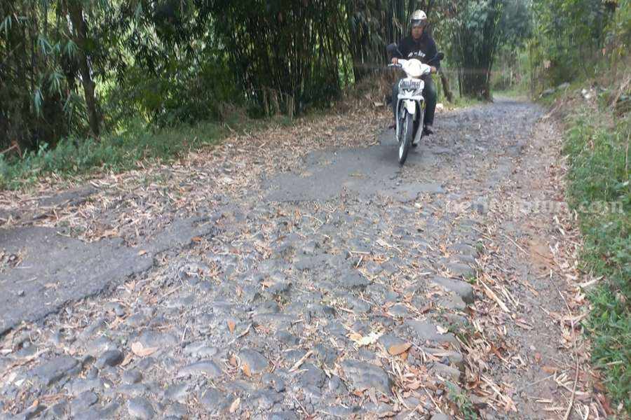 Kondisi jalan di Desa Galih, Kecamatan Pasrepan, Kabupaten Pasuruan yang rusak parah.